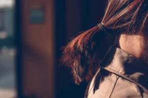 Cabello lacio amarrado con puntas abiertas
