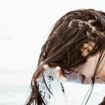 Mujer con cabello maltratado