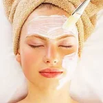 Mujer recibiendo tratamiento facial